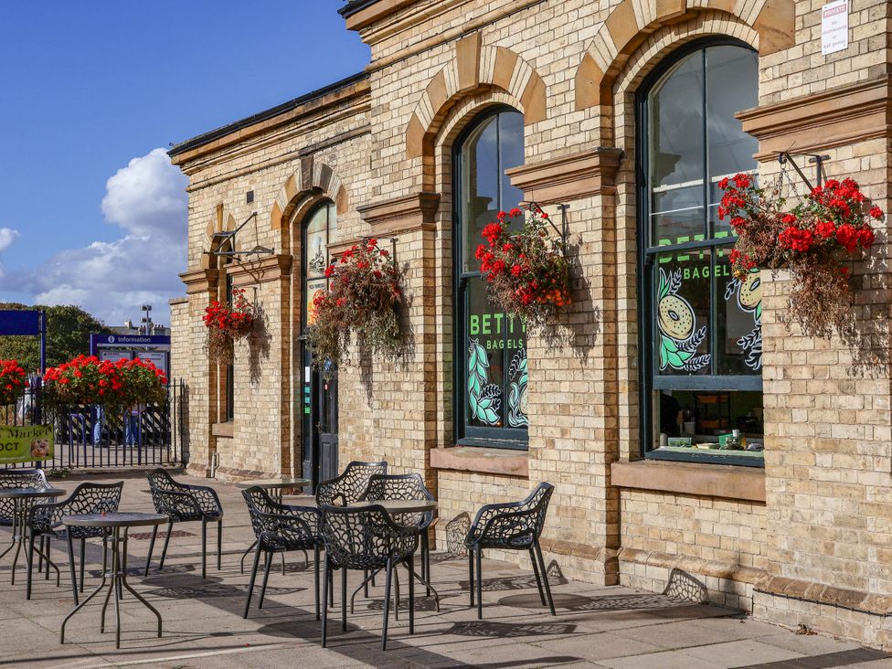 An outdoor seating area with tables and chairs at Betty's Bagels in Saltburn-by-the-Sea