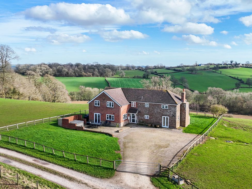 A house surrounded by fields at Wood Cottage in Tenbury Wells