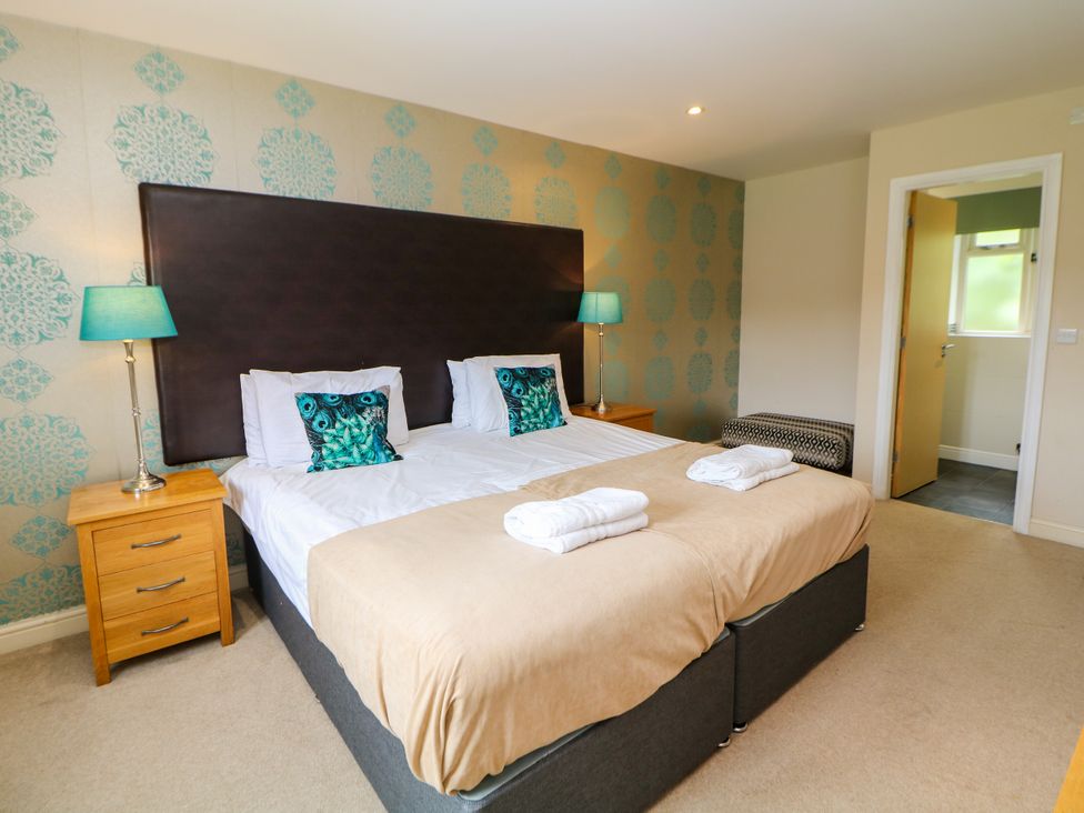A bedroom with twin beds and bedside tables at Wensley Matlock