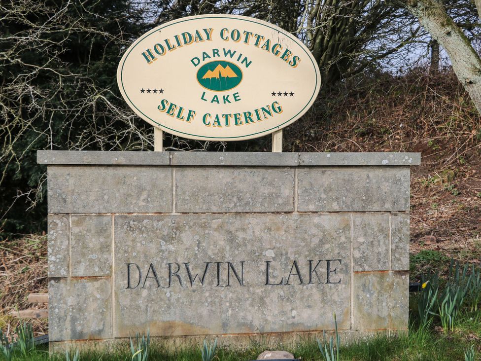 A sign for Darwin Lake Holiday Cottages in Matlock