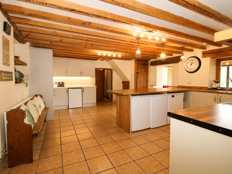 A kitchen with a central island and appliances at The Old Farmhouse in Westhope