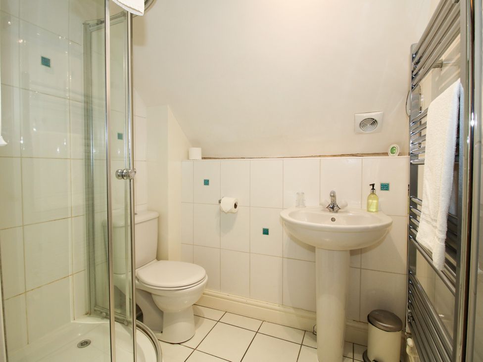 A bathroom with a shower, toilet, and sink at The Old Farmhouse in Westhope