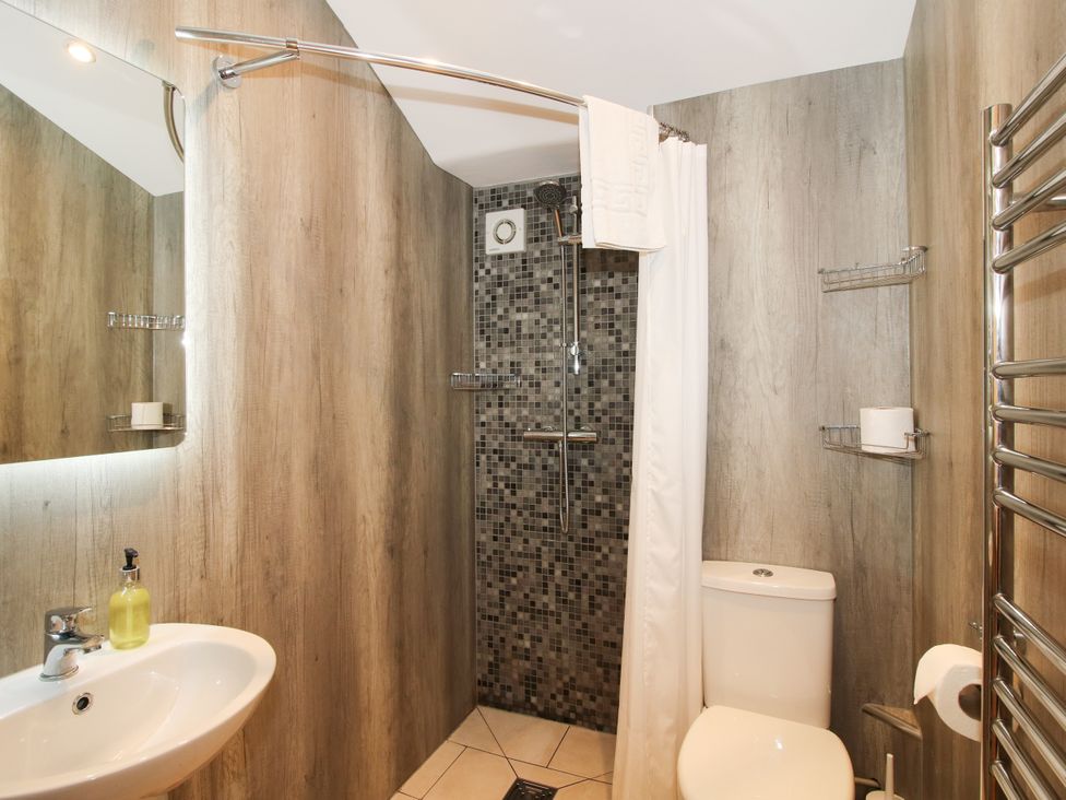 A bathroom with a shower, sink, and toilet at The Old Farmhouse in Westhope