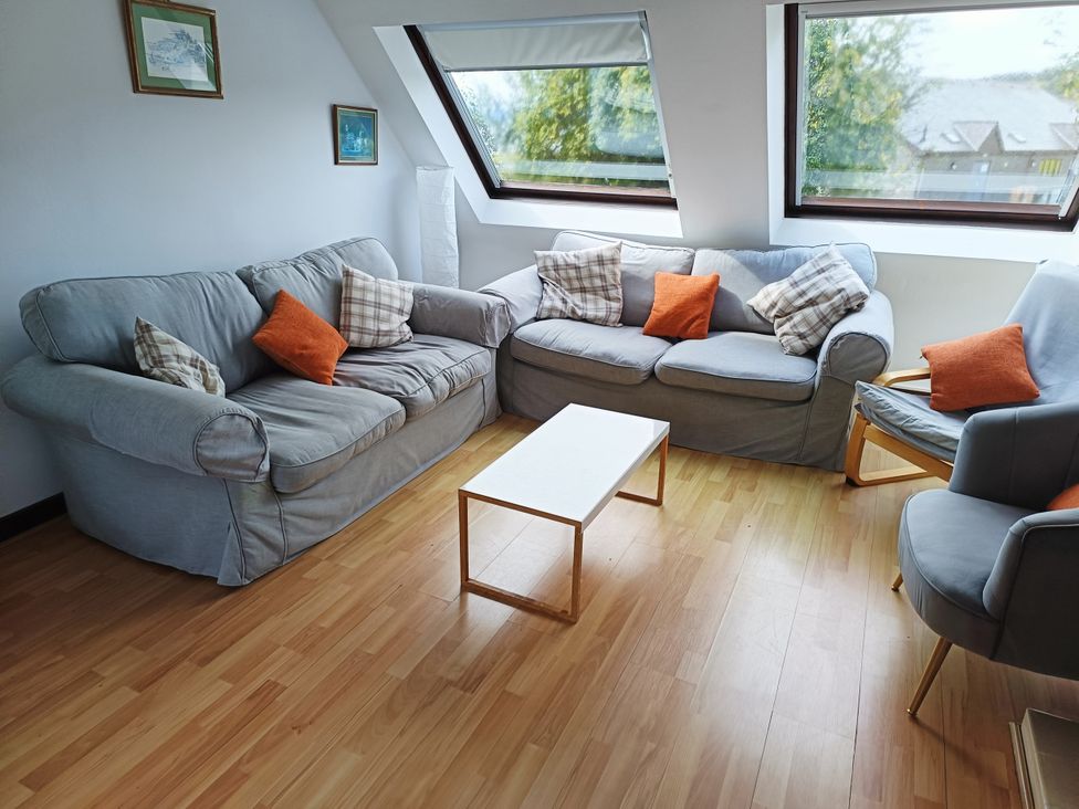 A living room with sofas and a coffee table at Sisial y Llyn in Bala