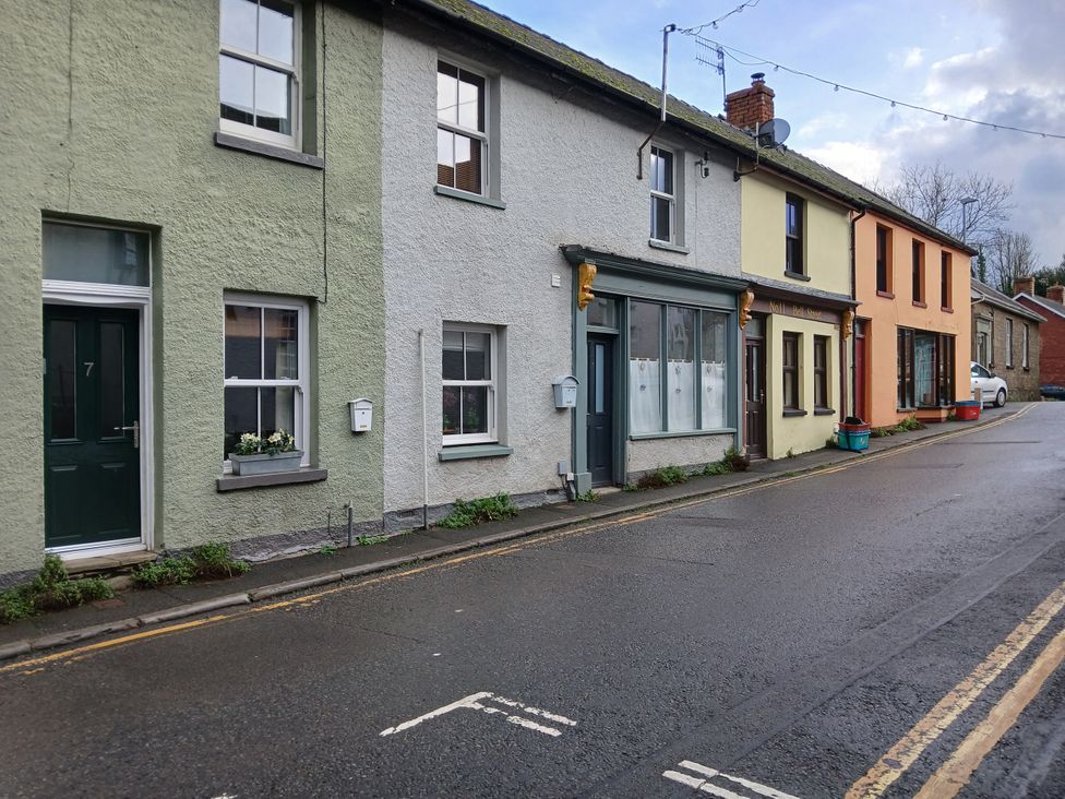 A row of houses on a street at Arllen Fawr in Llanrhaeadr-ym-Mochnant