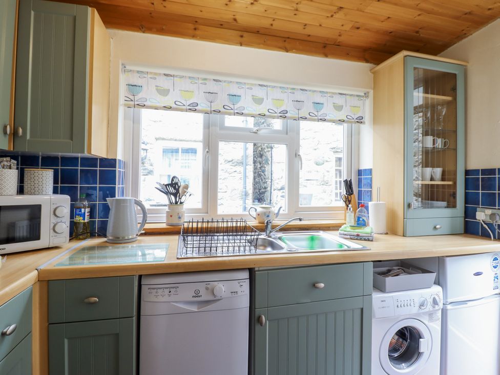 A kitchen with a sink and dishwasher at Cae Tanws Bach in Dolgellau