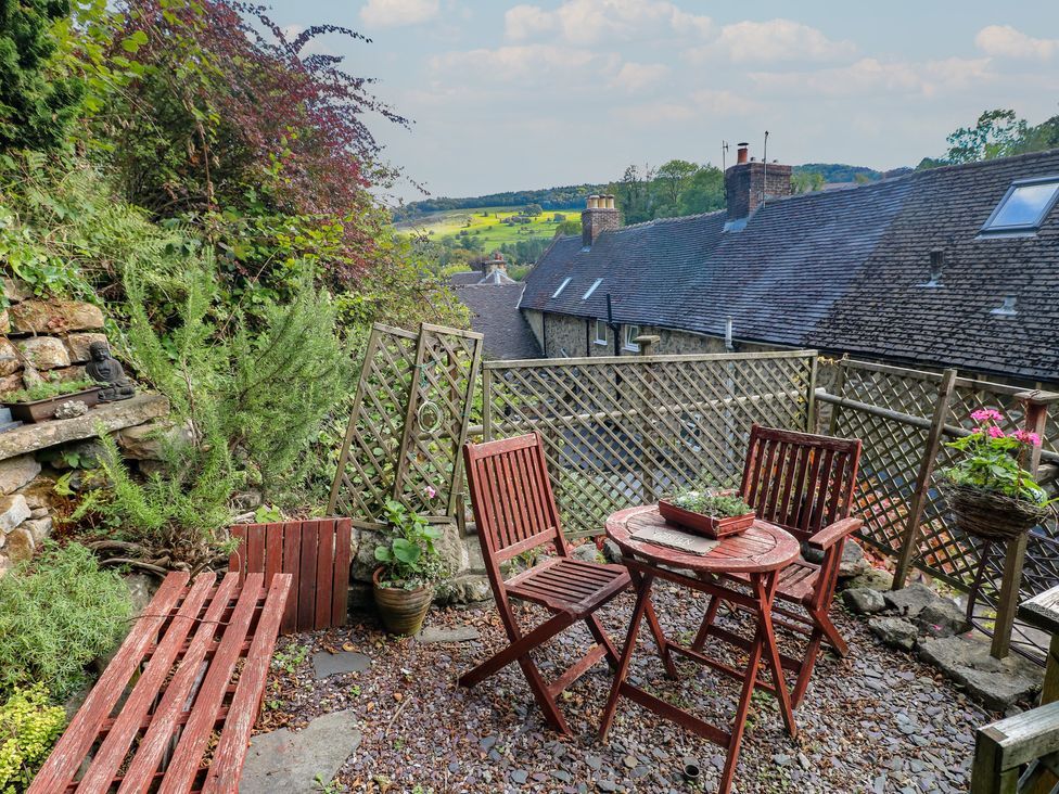 A garden with a table and chairs at 40 Water Lane Matlock