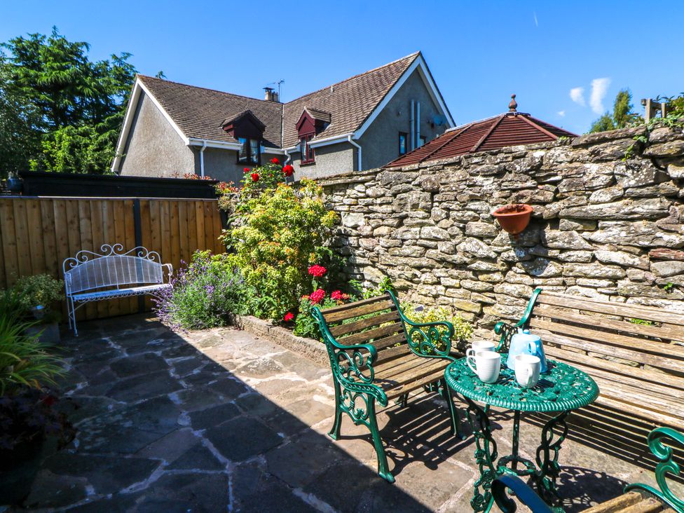 A garden with seating and a table at Chancery Cottage in Hay-On-Wye