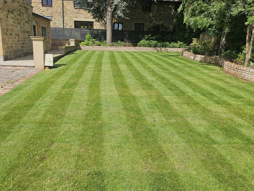 A garden with a well-manicured lawn at Wren Place Hall in Worsbrough