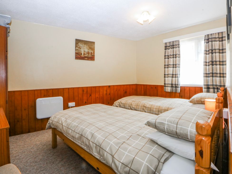 A bedroom with twin beds at Ground Floor Apartment in Tremadog