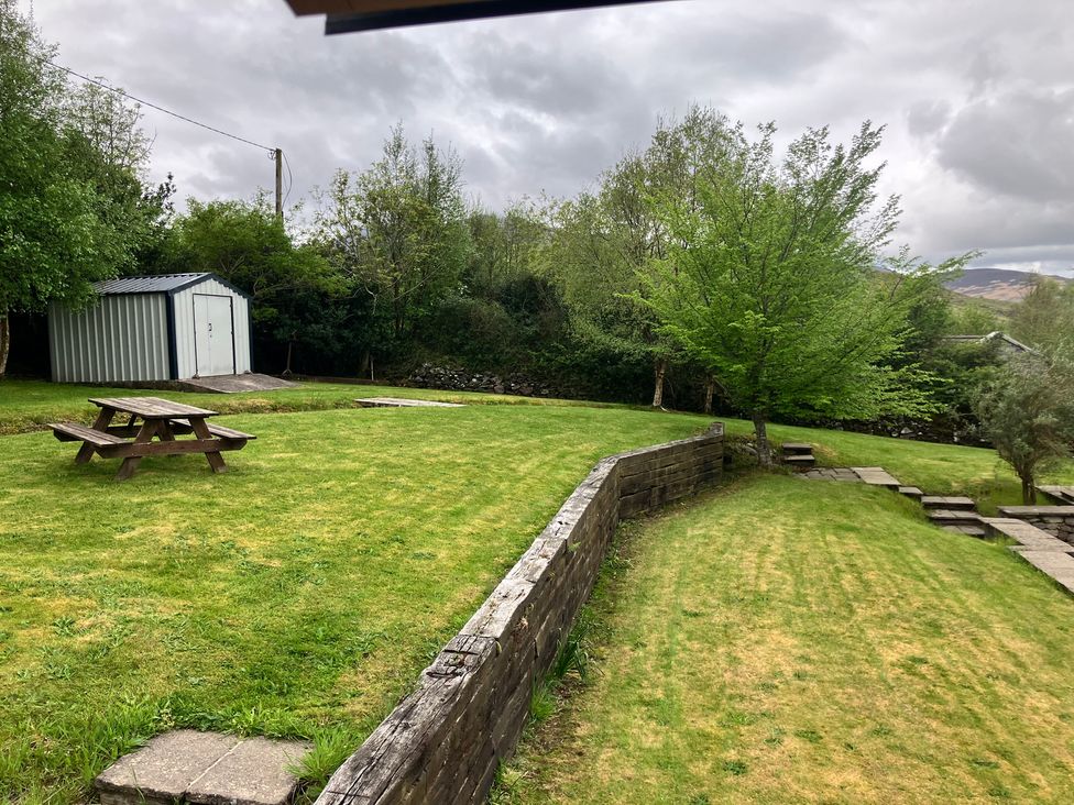A garden with a picnic table and shed at Silver Birch House Beaufort Killarney County Kerry