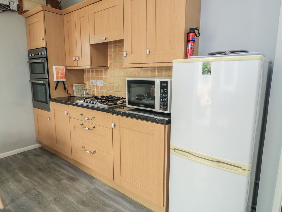 A kitchen with appliances and cabinets at Lamora in Cheddar