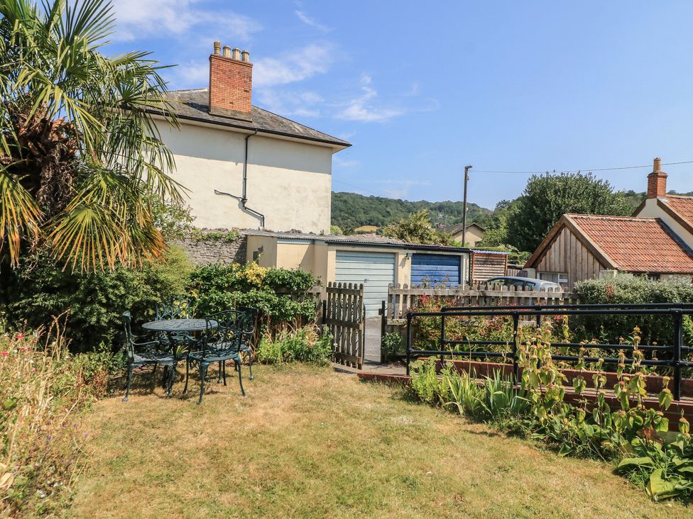 A garden with a table and chairs at Lamora in Cheddar