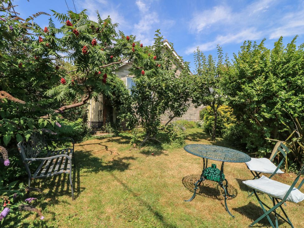 A garden with a table and chairs at Lamora in Cheddar