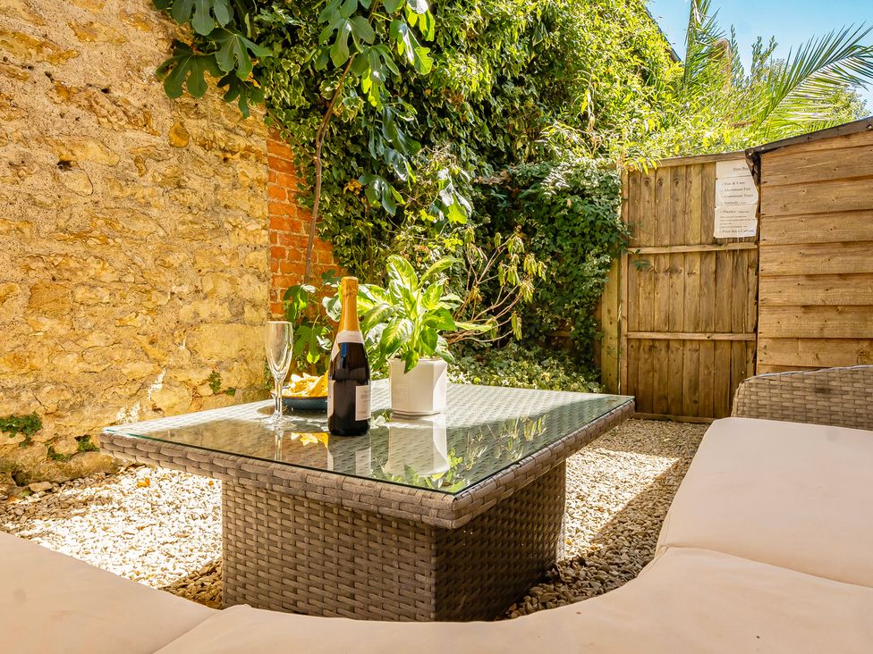 A garden with a table and champagne at East Wing in Crewkerne