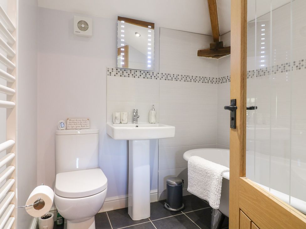 A bathroom with a sink, toilet, and bathtub at The Dairy in Eastwood