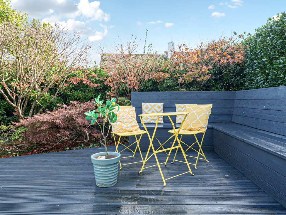 A garden area with a table and chairs at Sunset View in Porth