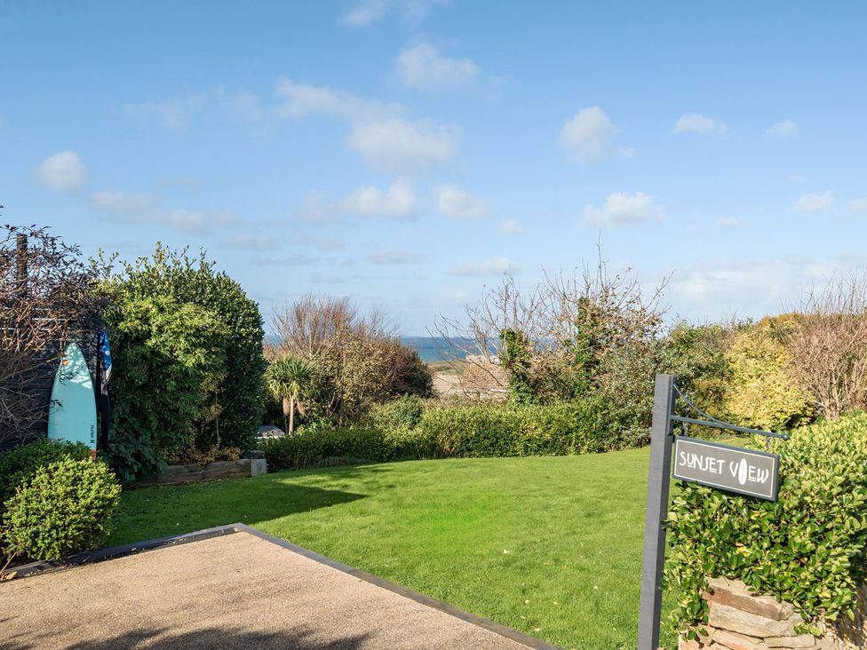 A garden with a sign at Sunset View in Porth