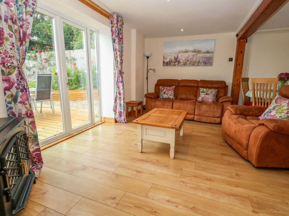 A living room with sofas and a coffee table at Mallows Byre in Yetminster