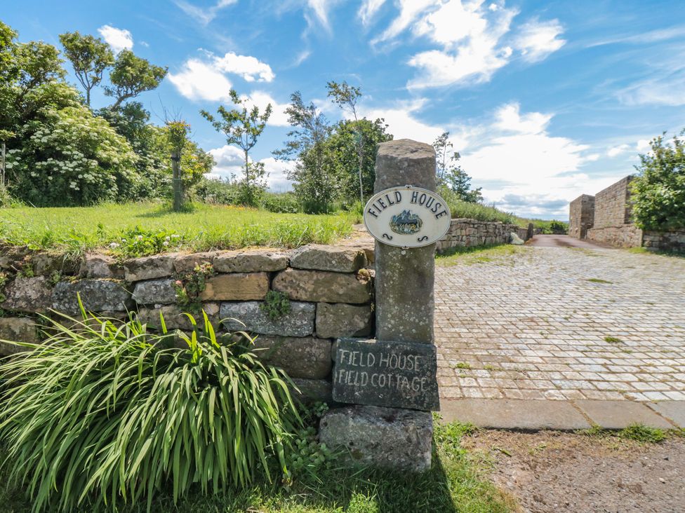 A sign post for Field House and Field Cottage at Field Cottage in Staithes