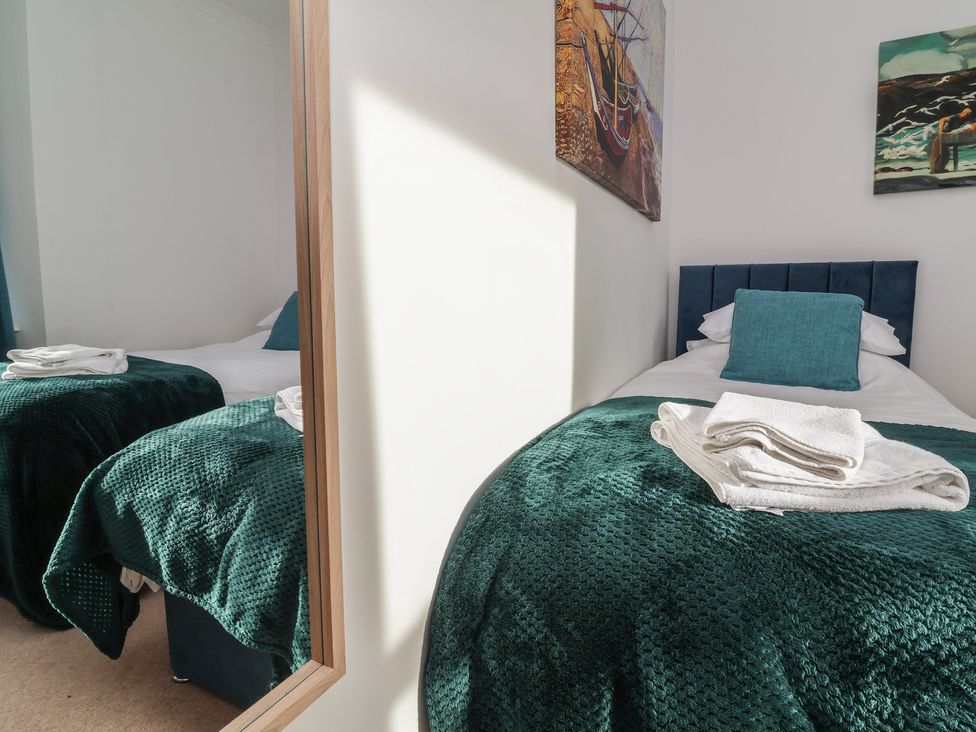 A bedroom with beds and towels at Close to Shore