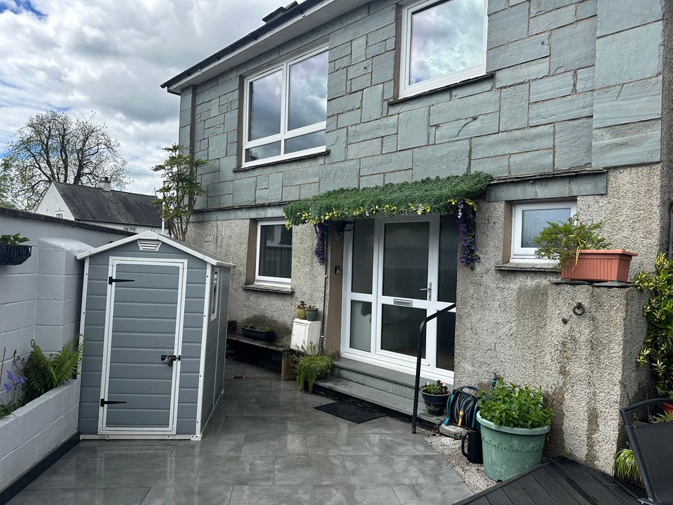 An outdoor area with a shed and planters at Jakanori in Staveley