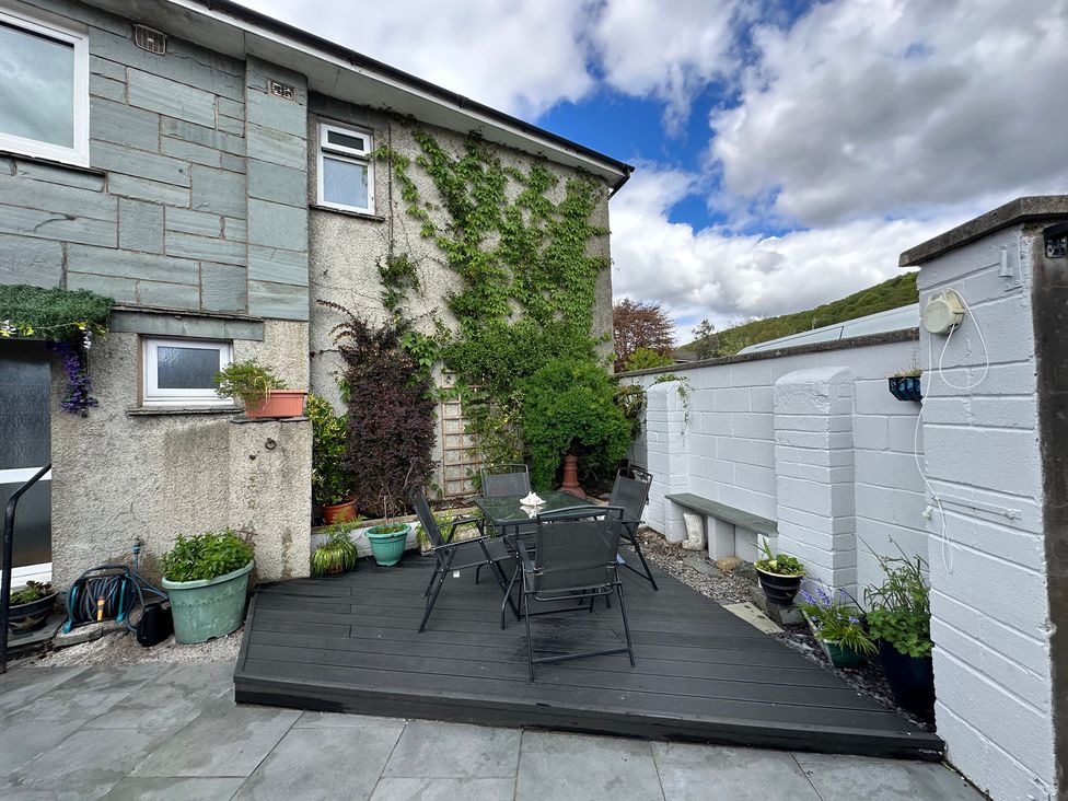 An outdoor seating area with table and chairs at Jakanori in Staveley