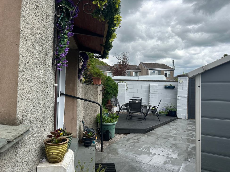 A garden with seating area and plants at Jakanori in Staveley