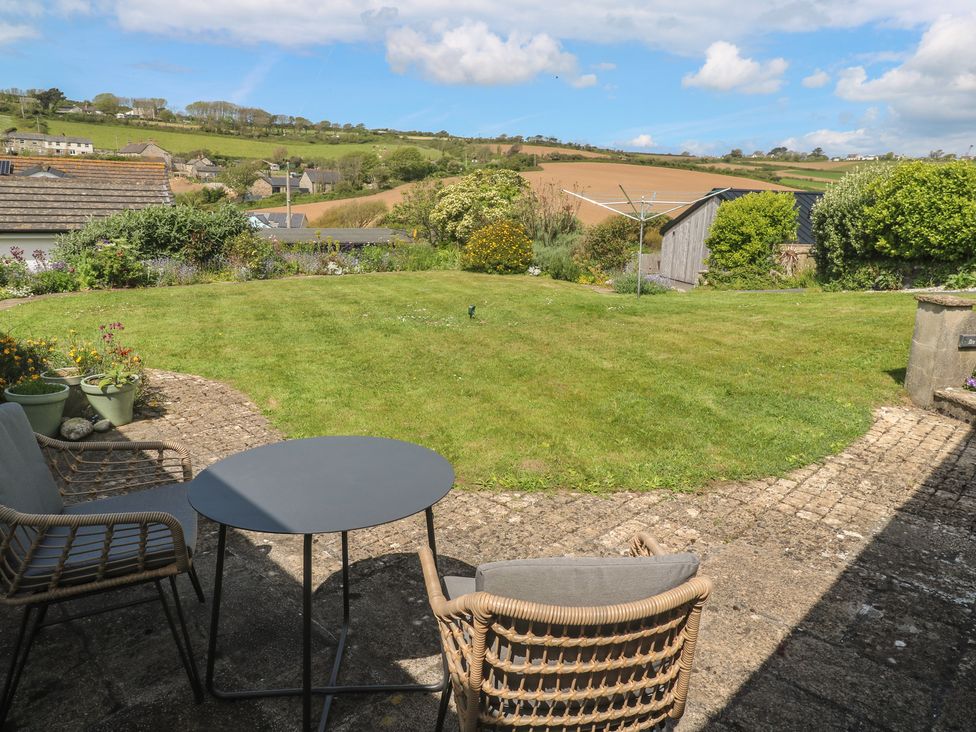 A garden with a table and chairs at Bre An Mor in Praa Sands