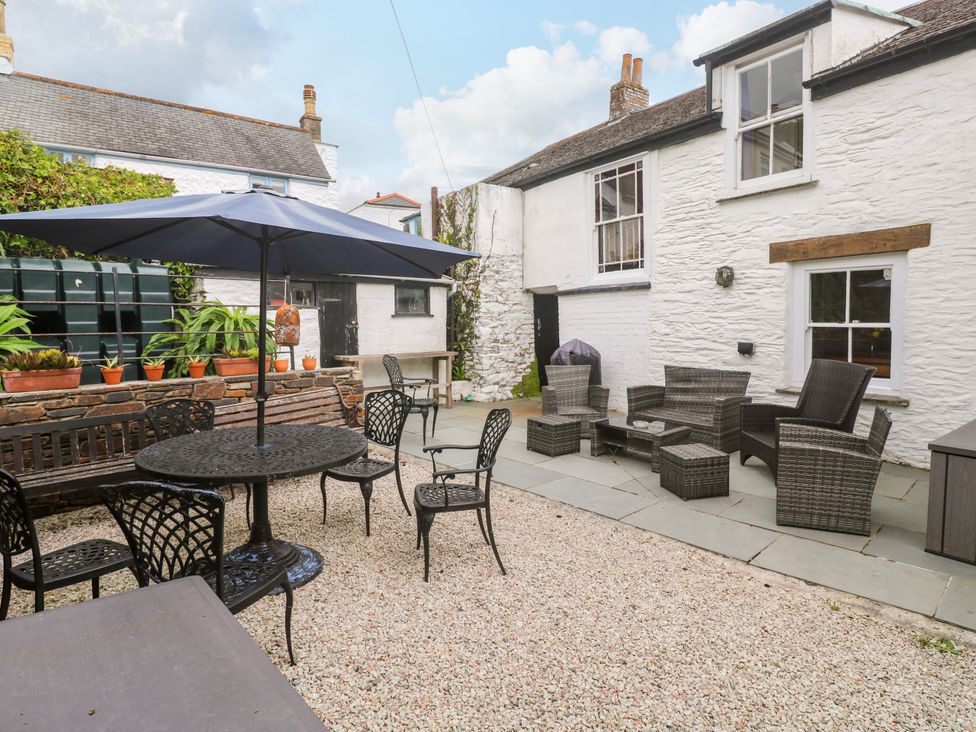A garden with a table and chairs at 1 Dormer Villas Portscatho
