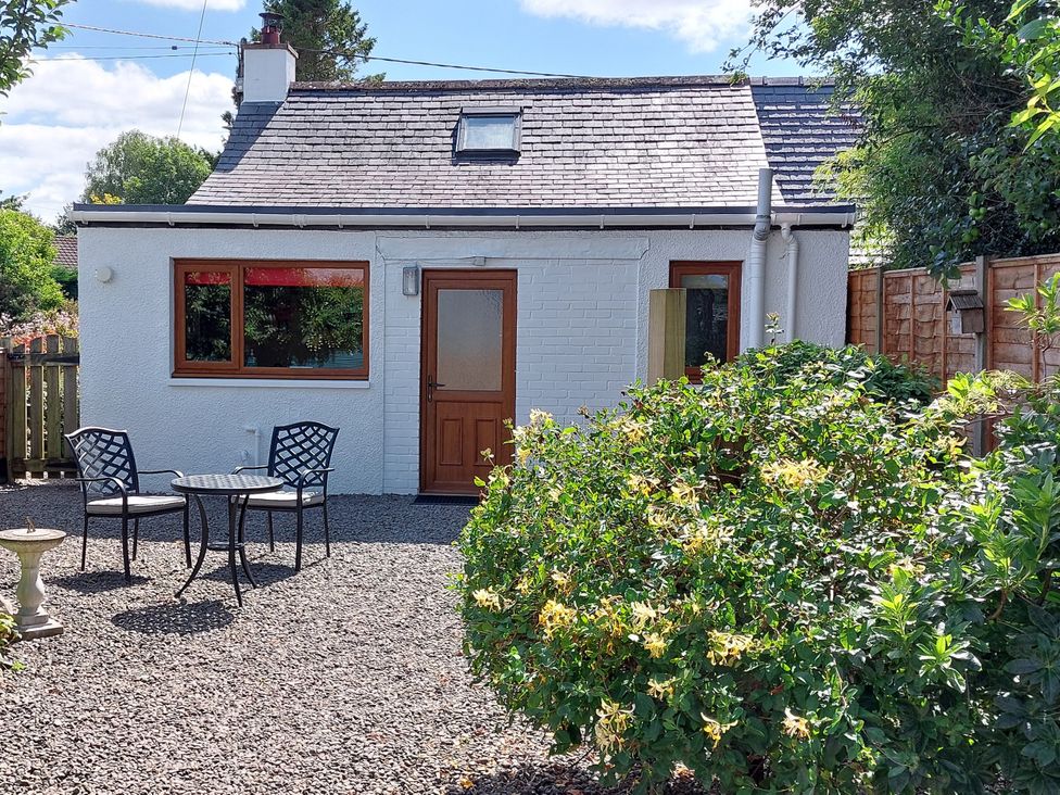 An outdoor area with a table and chairs at Edge Hill in St. John's Town Of Dalry