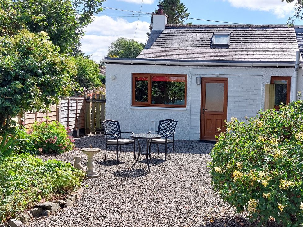 A garden with chairs and a table at Edge Hill in St. John's Town Of Dalry