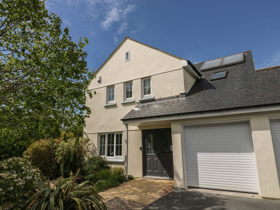 A house with a garage and garden at Glebe House in Bigbury