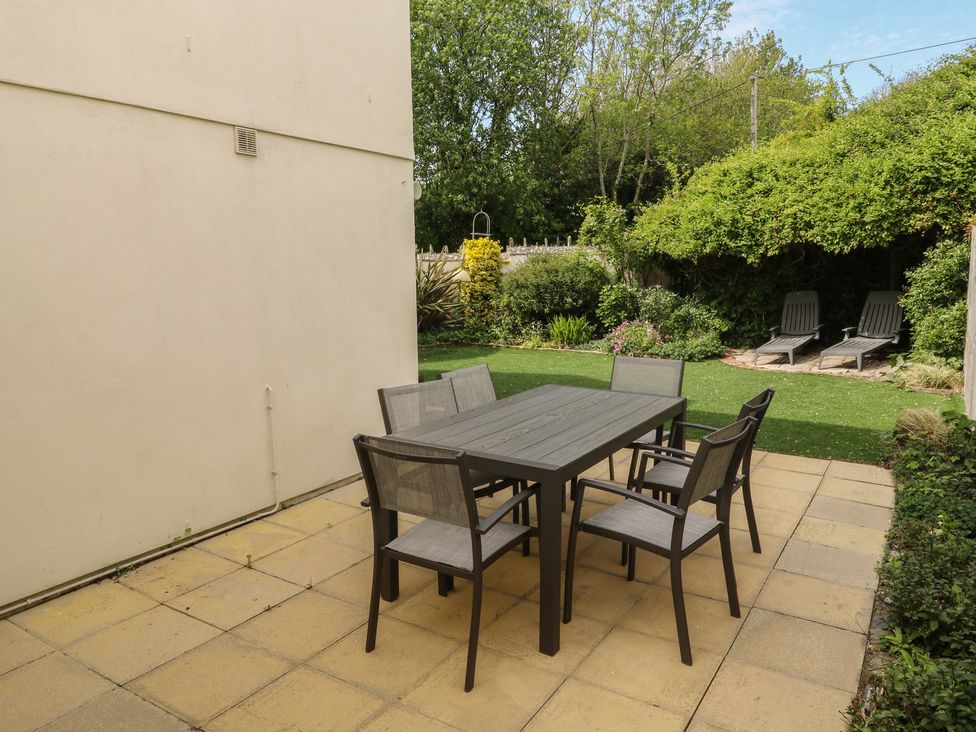 A garden with a dining table and chairs at Glebe House in Bigbury
