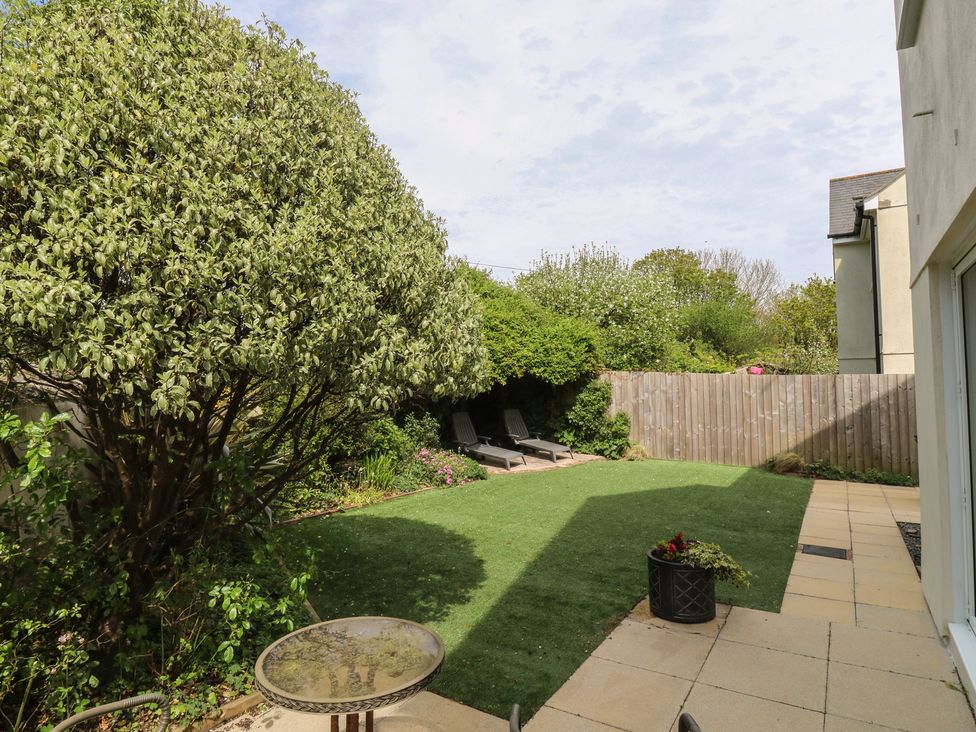 A garden with chairs and a table at Glebe House in Bigbury