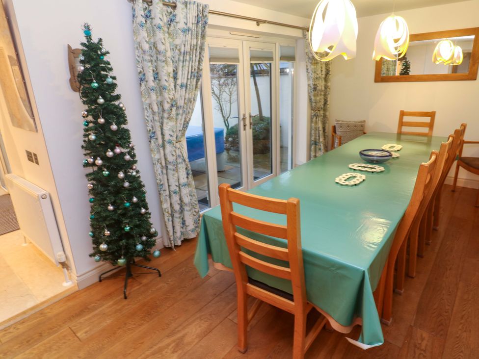 A dining room with a table and chairs at Ridgeback House in Mullion