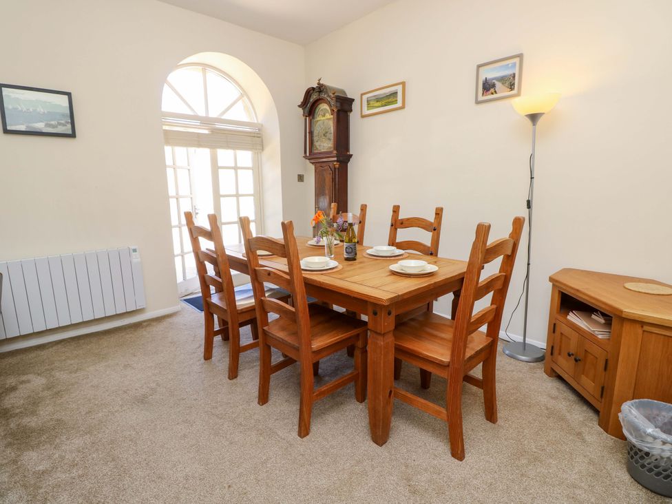 A dining room with a table and chairs at The Stable Cottage in Wroxall