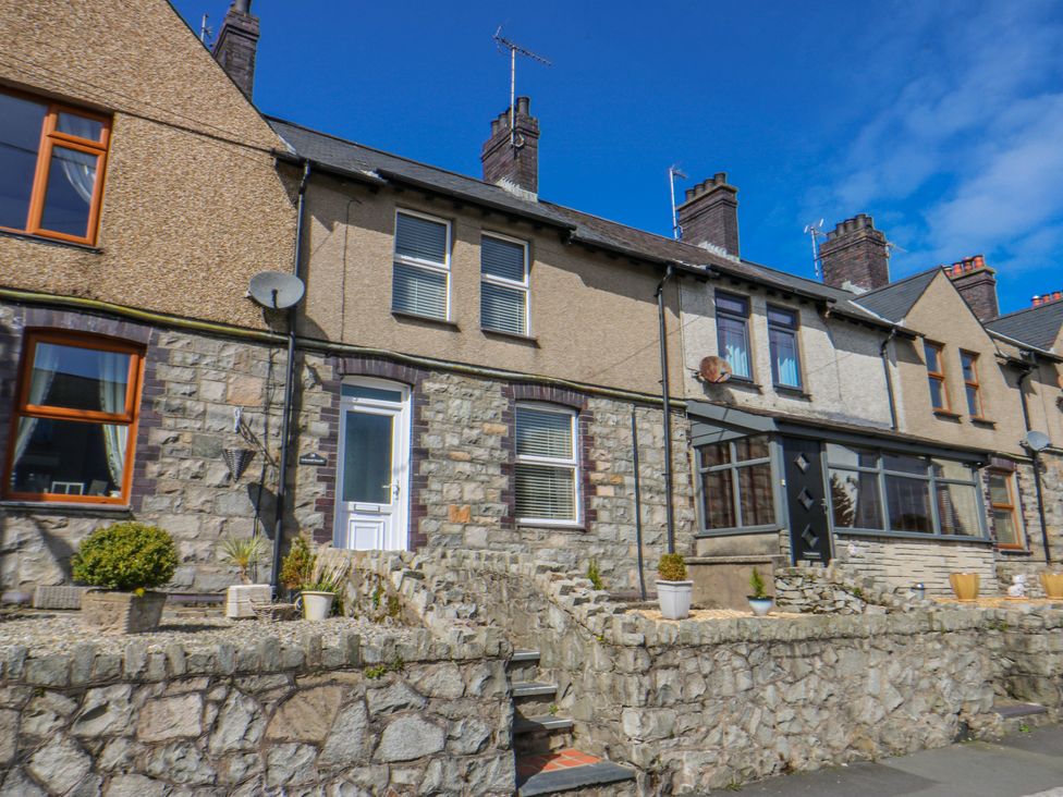 A stone building with steps and plants at Bythynnod Newydd Trefor near Nefyn