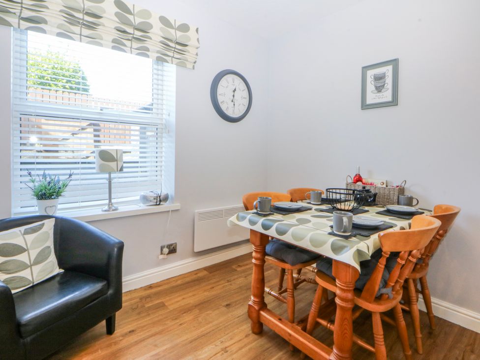 A dining room with a table and chairs at Bythynnod Newydd Trefor near Nefyn
