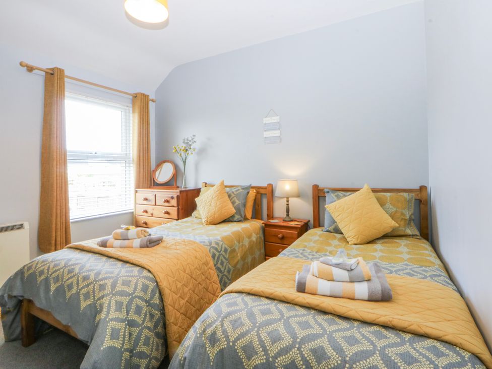 A bedroom with two beds in Bythynnod Newydd Trefor near Nefyn