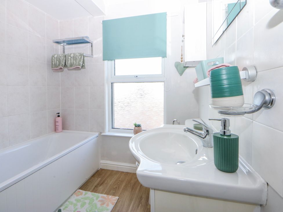A bathroom with bathtub and washbasin at Bythynnod Newydd in Trefor near Nefyn