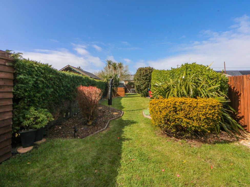 A garden with hedges and a pathway at Bythynnod Newydd Trefor near Nefyn