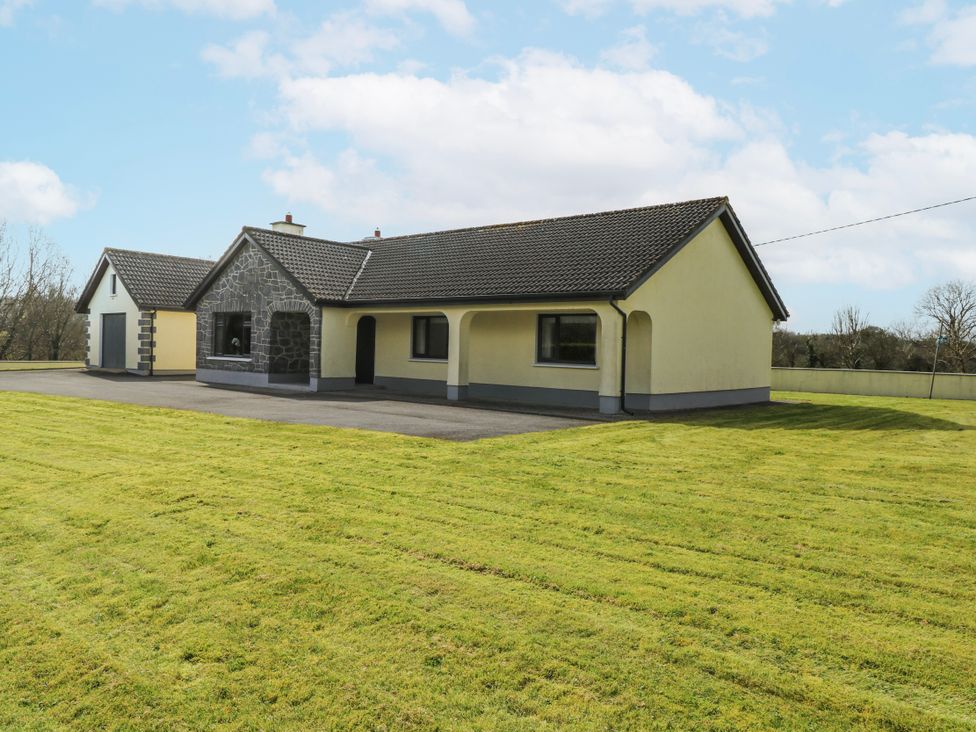A house with a lawn and garage at Castle View, Oughterard, County Galway