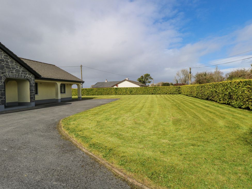 A house with a garden and hedge at Castle View, Oughterard, County Galway