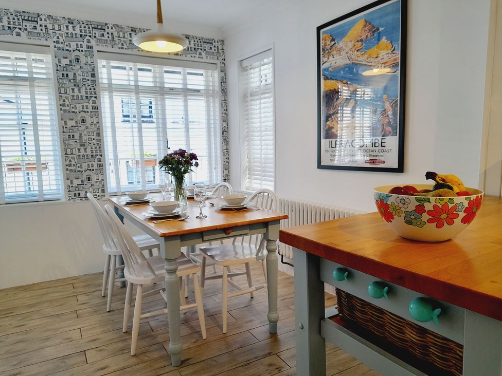 A dining room with a table and chairs at Crab Cottage in Ilfracombe