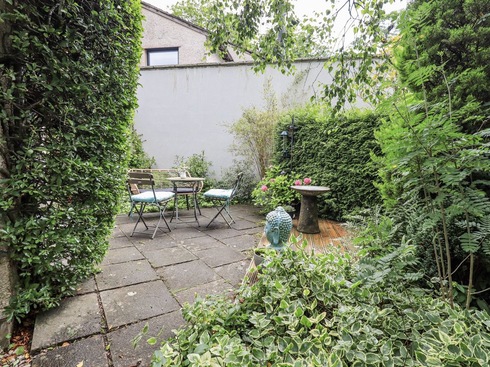 A garden with a table and chairs at Doe Foot Cottage in Ingleton