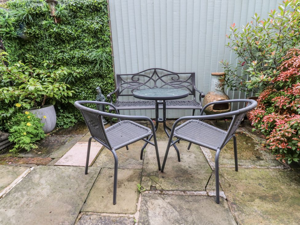 A garden setting with a table and chairs at Lorna Loom in Skipton