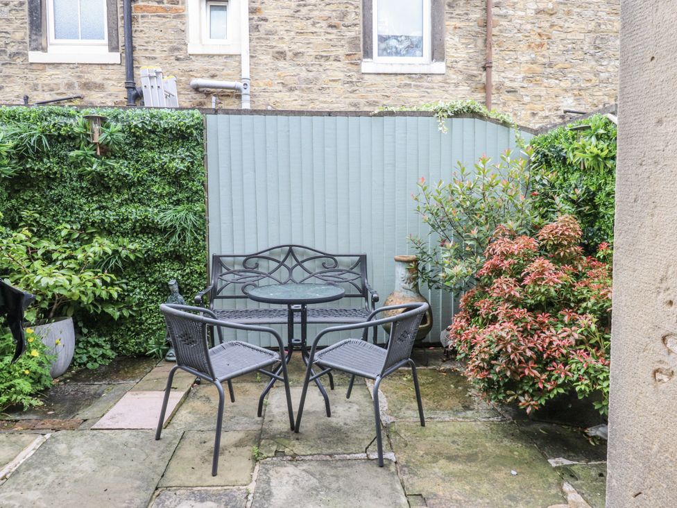 A garden with a table and chairs at Lorna Loom in Skipton