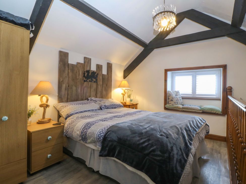 A bedroom with a bed and nightstand at The Cottage Marian-Glas