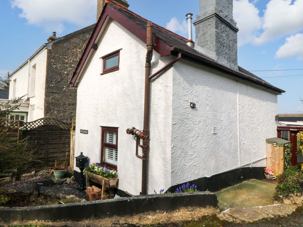 An exterior view of a cottage featuring flower pots at The Cottage Marian-Glas